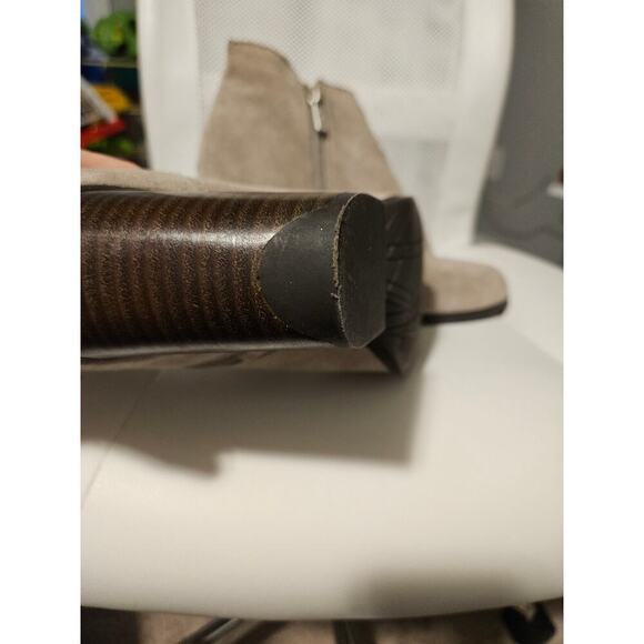 Kenneth Cole Reaction Mightiest Taupe Suede Bootie size 9 - Picture 5 of 9